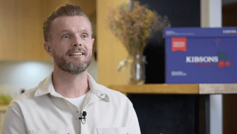 كريس،  موظف رعاية صحية، زوج وأب