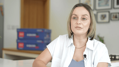 سيليست، موظفة اتصالات، زوجة وأم